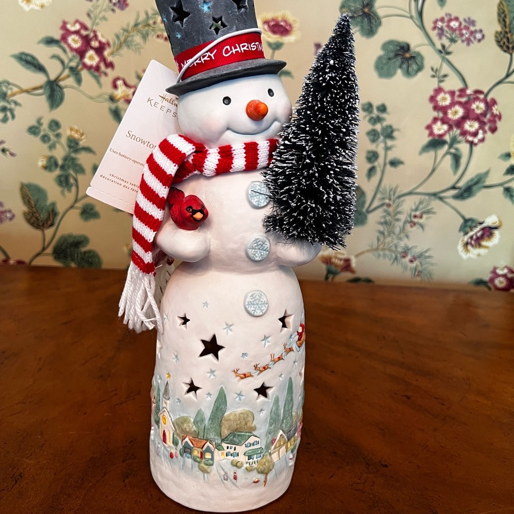 Hallmark 2012 Snowtop Lodge Ceramic Tabletop Snowman Candle House